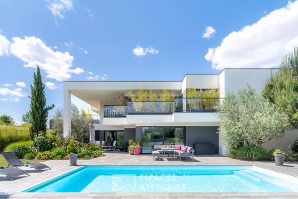 Villa contemporaine et son vaste jardin avec piscine