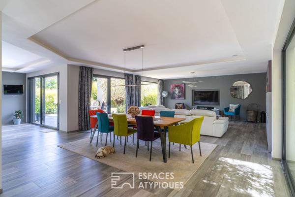 Villa contemporaine et son vaste jardin avec piscine