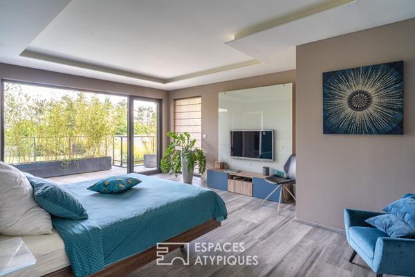 Villa contemporaine et son vaste jardin avec piscine