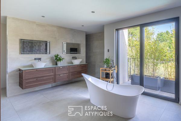 Villa contemporaine et son vaste jardin avec piscine