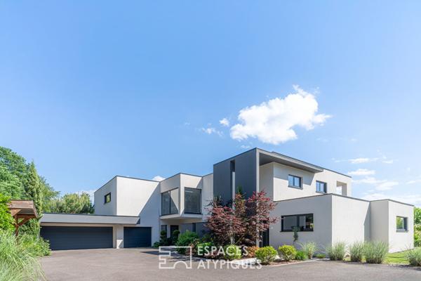 Villa contemporaine et son vaste jardin avec piscine