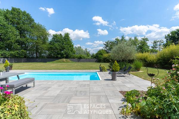 Villa contemporaine et son vaste jardin avec piscine