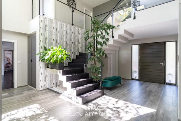 Villa contemporaine et son vaste jardin avec piscine