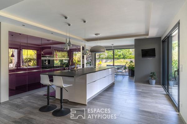 Villa contemporaine et son vaste jardin avec piscine