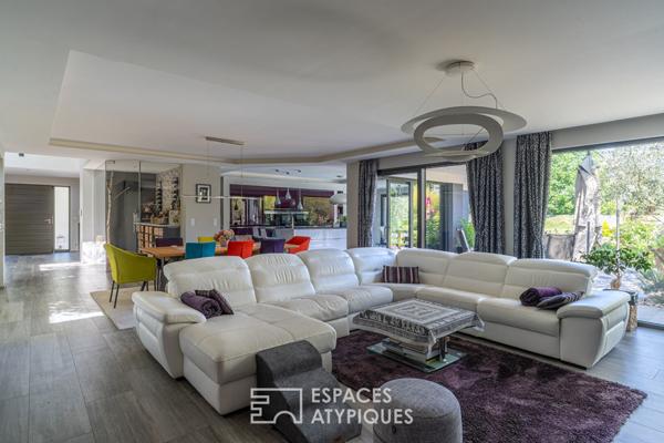 Villa contemporaine et son vaste jardin avec piscine