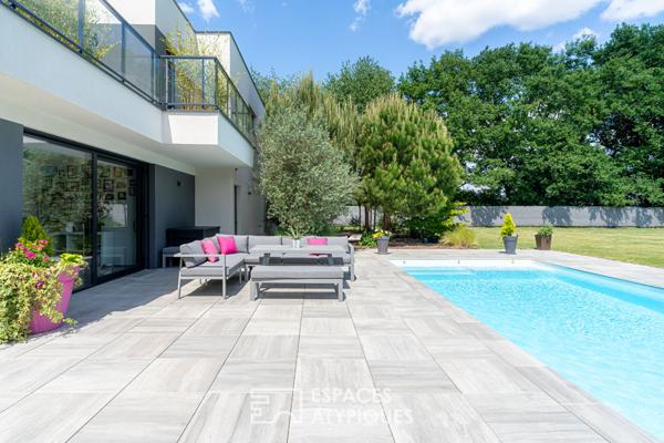 Villa contemporaine et son vaste jardin avec piscine