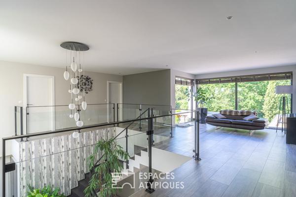 Villa contemporaine et son vaste jardin avec piscine