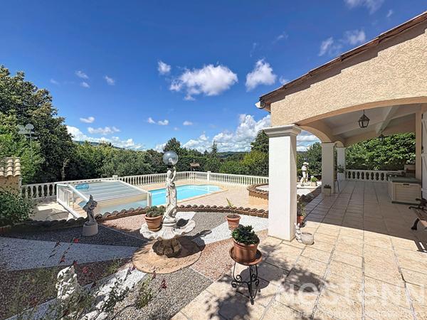 Maison de plain pied 3 chambres avec mezzanine sur un terrain clos de 2040 m² avec piscine et double garage.