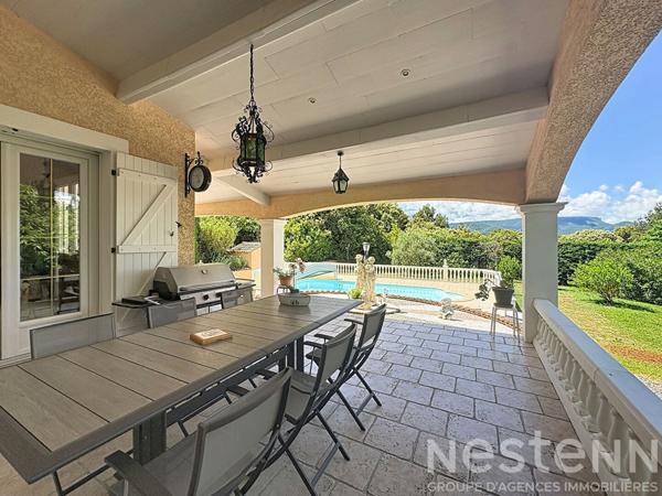 Maison de plain pied 3 chambres avec mezzanine sur un terrain clos de 2040 m² avec piscine et double garage.