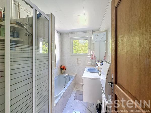 Maison de plain pied 3 chambres avec mezzanine sur un terrain clos de 2040 m² avec piscine et double garage.