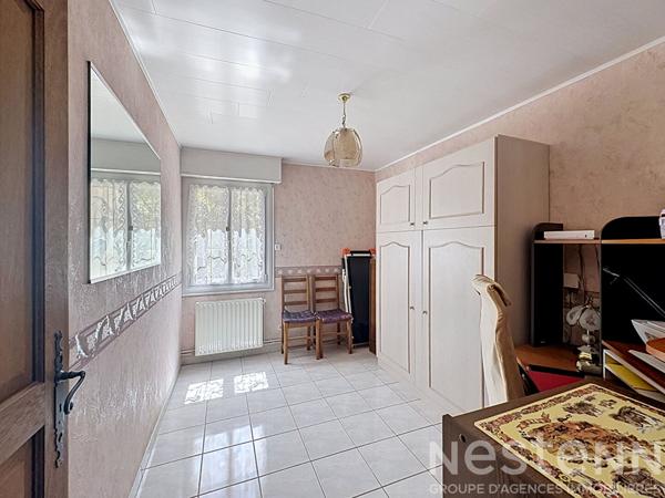 Maison de plain pied 3 chambres avec mezzanine sur un terrain clos de 2040 m² avec piscine et double garage.