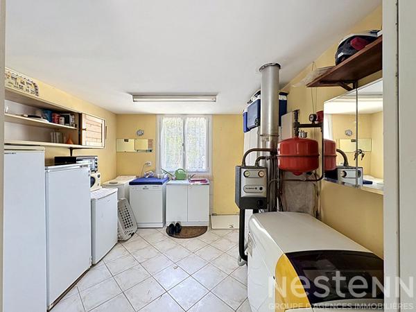 Maison de plain pied 3 chambres avec mezzanine sur un terrain clos de 2040 m² avec piscine et double garage.