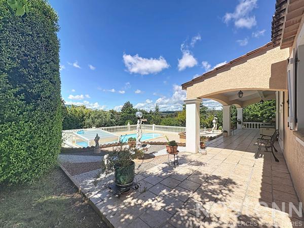 Maison de plain pied 3 chambres avec mezzanine sur un terrain clos de 2040 m² avec piscine et double garage.