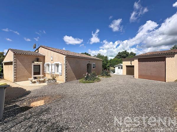 Maison de plain pied 3 chambres avec mezzanine sur un terrain clos de 2040 m² avec piscine et double garage.