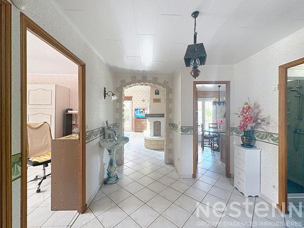 Maison de plain pied 3 chambres avec mezzanine sur un terrain clos de 2040 m² avec piscine et double garage.