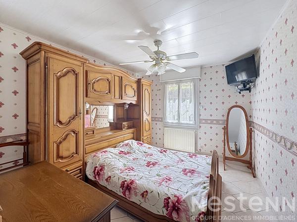 Maison de plain pied 3 chambres avec mezzanine sur un terrain clos de 2040 m² avec piscine et double garage.