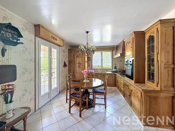 Maison de plain pied 3 chambres avec mezzanine sur un terrain clos de 2040 m² avec piscine et double garage.