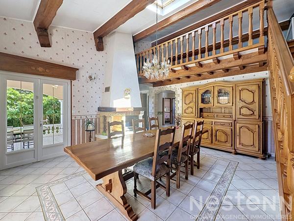 Maison de plain pied 3 chambres avec mezzanine sur un terrain clos de 2040 m² avec piscine et double garage.