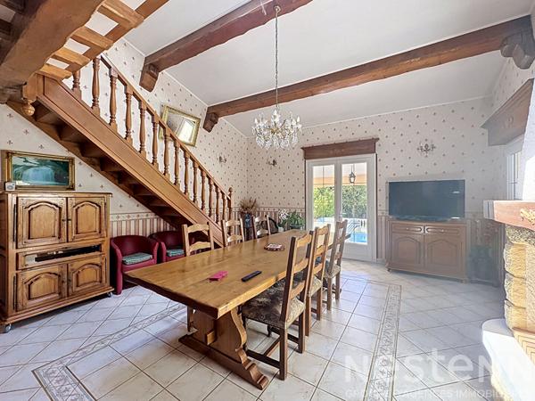 Maison de plain pied 3 chambres avec mezzanine sur un terrain clos de 2040 m² avec piscine et double garage.