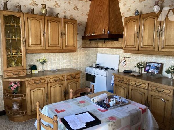 petite maison de village à rénover avec jardin et garage