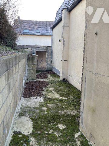 petite maison de village à rénover avec jardin et garage