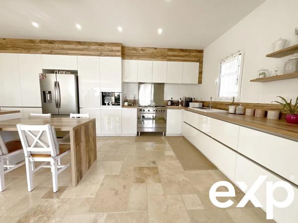 A VENDRE CALLIAN: Villa récente 6 pièces  avec piscine terrasses et jardin paysagé plat.