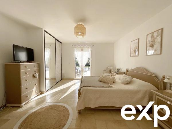 A VENDRE CALLIAN: Villa récente 6 pièces  avec piscine terrasses et jardin paysagé plat.