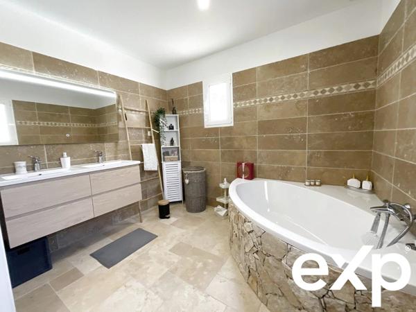 A VENDRE CALLIAN: Villa récente 6 pièces  avec piscine terrasses et jardin paysagé plat.