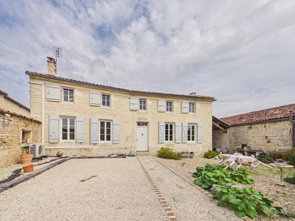 Maison de village avec cachet et dépendance de 136 m²