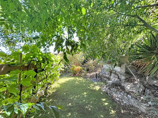 Ardèche : Maison de village atypique, jardin et cave