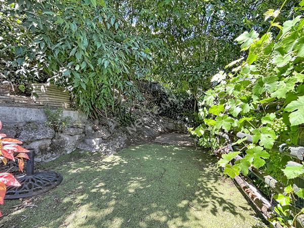 Ardèche : Maison de village atypique, jardin et cave