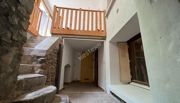 Ardèche : Maison de village atypique, jardin et cave