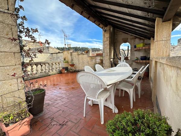 Beaucaire maison en pierre de  6 pièces  169 m² avec terrasses et doubles garages