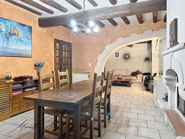 Beaucaire maison en pierre de  6 pièces  169 m² avec terrasses et doubles garages