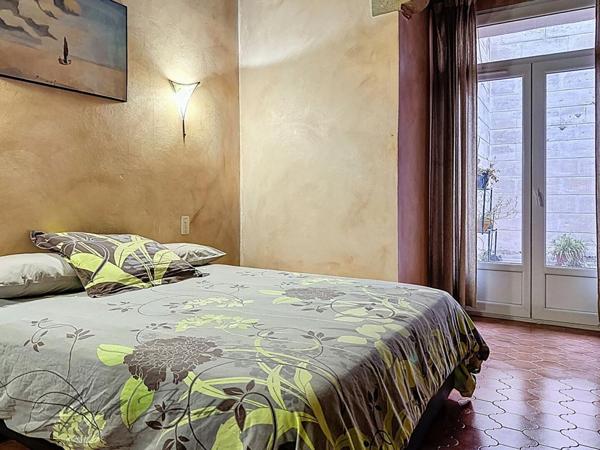 Beaucaire maison en pierre de  6 pièces  169 m² avec terrasses et doubles garages