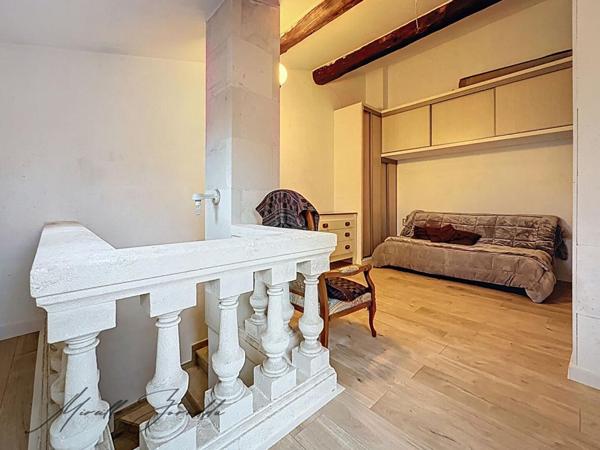 Beaucaire maison en pierre de  6 pièces  169 m² avec terrasses et doubles garages