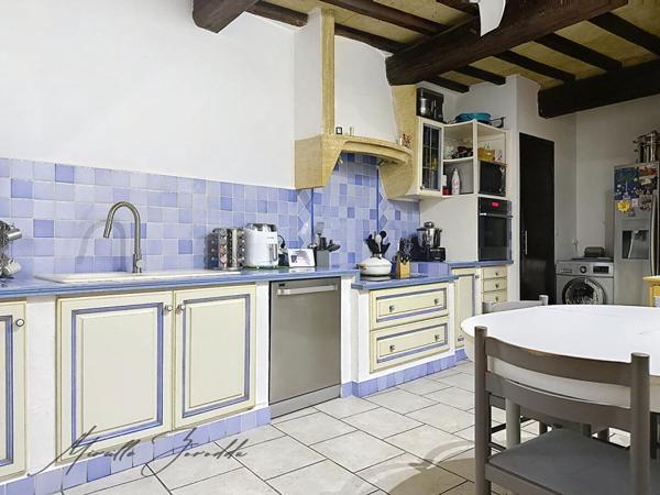 Beaucaire maison en pierre de  6 pièces  169 m² avec terrasses et doubles garages