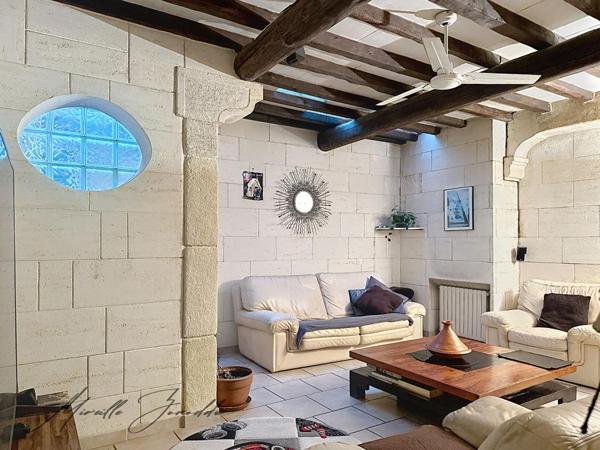 Beaucaire maison en pierre de  6 pièces  169 m² avec terrasses et doubles garages