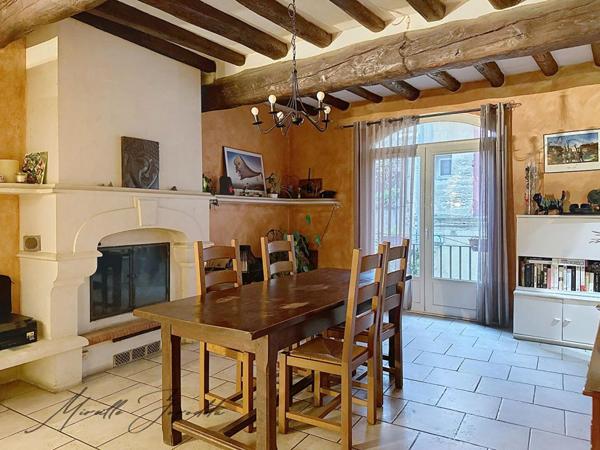 Beaucaire maison en pierre de  6 pièces  169 m² avec terrasses et doubles garages