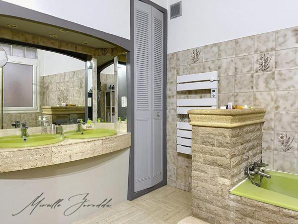 Beaucaire maison en pierre de  6 pièces  169 m² avec terrasses et doubles garages