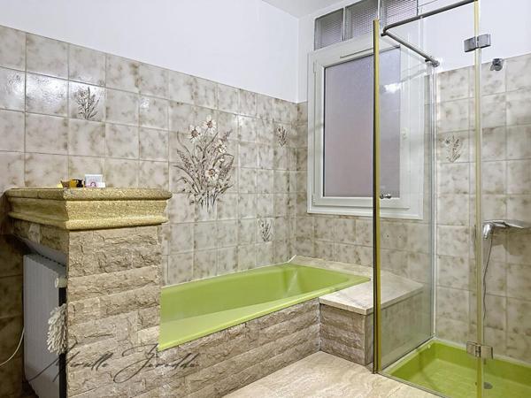 Beaucaire maison en pierre de  6 pièces  169 m² avec terrasses et doubles garages