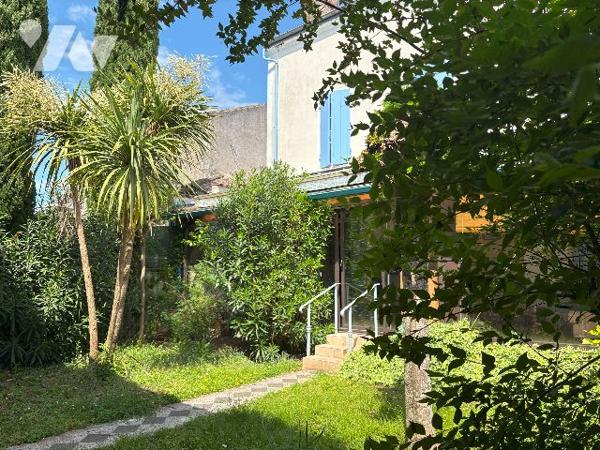 Belle maison en pierre au cœur du village de DAMAZAN. Cinq chambres, véranda, jardin intérieur !