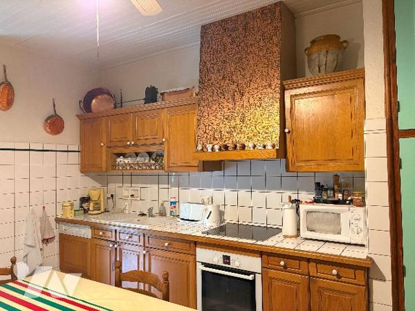 Belle maison en pierre au cœur du village de DAMAZAN. Cinq chambres, véranda, jardin intérieur !