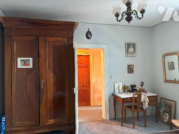 Belle maison en pierre au cœur du village de DAMAZAN. Cinq chambres, véranda, jardin intérieur !