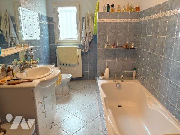 Belle maison en pierre au cœur du village de DAMAZAN. Cinq chambres, véranda, jardin intérieur !