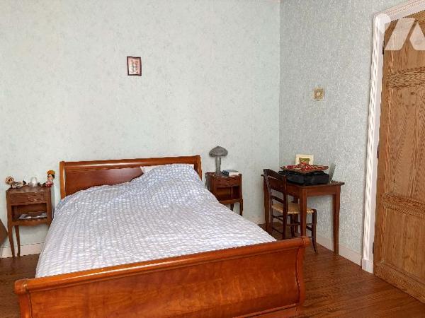 Belle maison en pierre au cœur du village de DAMAZAN. Cinq chambres, véranda, jardin intérieur !