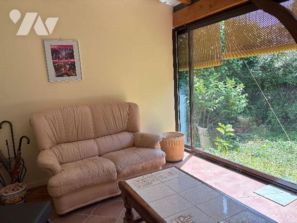 Belle maison en pierre au cœur du village de DAMAZAN. Cinq chambres, véranda, jardin intérieur !