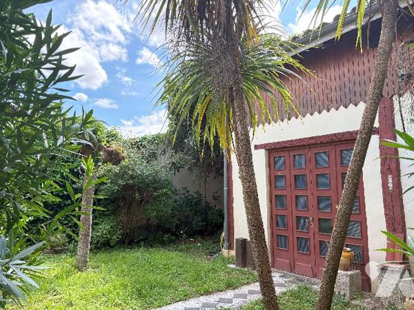 Belle maison en pierre au cœur du village de DAMAZAN. Cinq chambres, véranda, jardin intérieur !