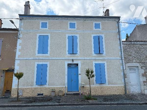 Belle maison en pierre au cœur du village de DAMAZAN. Cinq chambres, véranda, jardin intérieur !