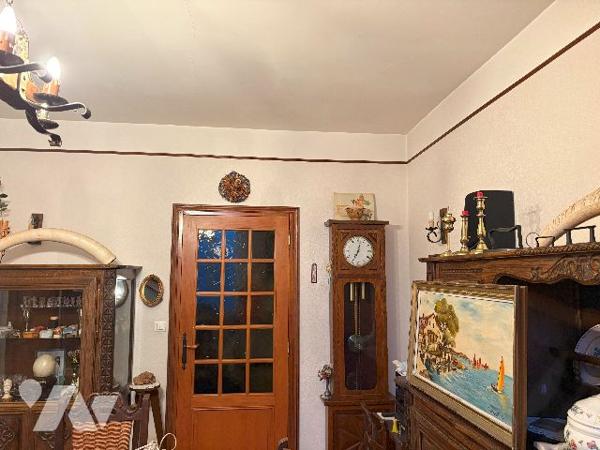 Belle maison en pierre au cœur du village de DAMAZAN. Cinq chambres, véranda, jardin intérieur !